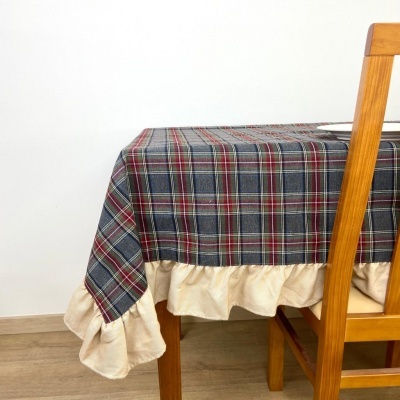 toalha de mesa xadrez cinza com barra creme franzida numa mesa de madeira