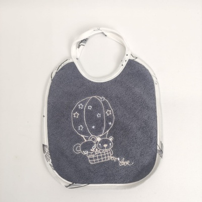 Babete de bebê cinzento com bordado de ratinhos em balão de ar quente