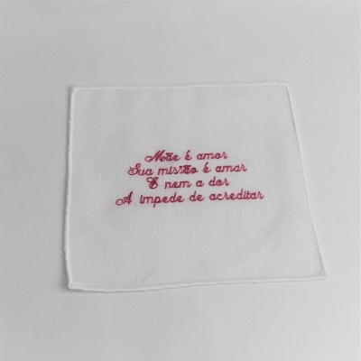 Lenço branco bordado com texto em cor-de-rosa