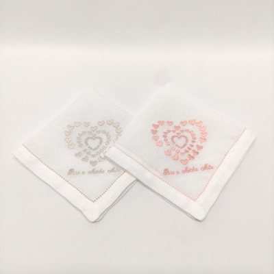 Dois lenços de tecido branco bordados com corações e frase Pia e Matias Alves