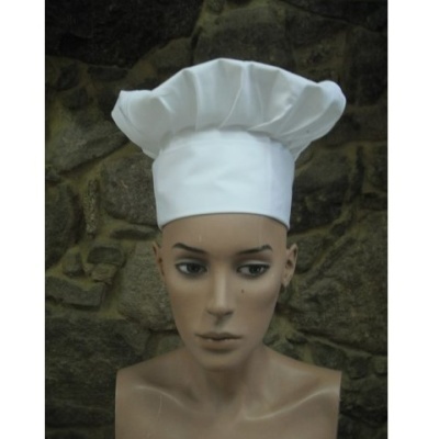 Chapéu de chef branco em manequim com fundo de parede de pedra