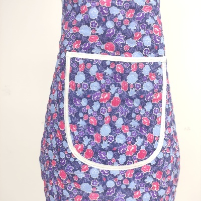 Avental floral azul com bolso branco
