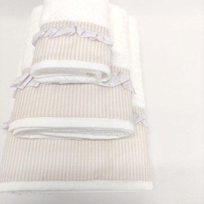 Conjunto de toalhas brancas com detalhes listrados bege e branco e laços cinza