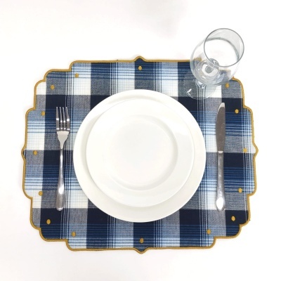 Jogo americano xadrez azul com prato, talheres e copo