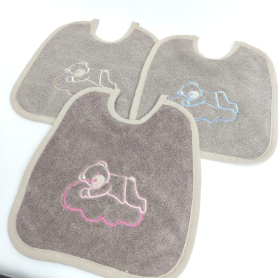 Três babetes cinza com ursinho bordado em cores diferentes