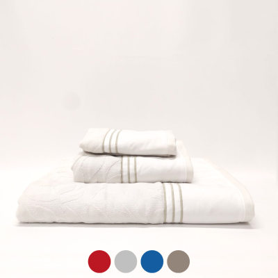 Conjunto de três toalhas brancas com faixas cinza e padrão jacquard