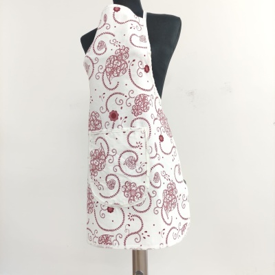 Avental branco com padrão bordô de flores e arabescos com bolso frontal