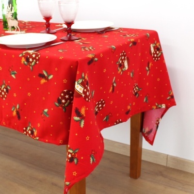 Toalha de mesa vermelha com padrão de Natal e mesa posta