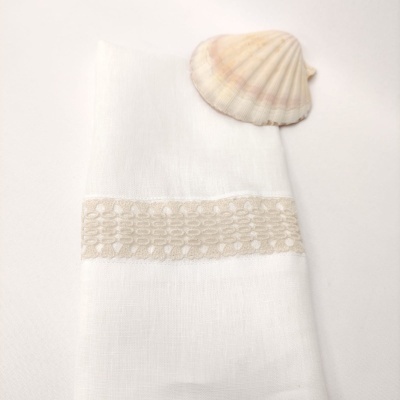 Toalha branca com bordado bege e concha marinha