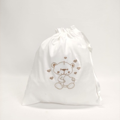 Saco branco de pano com bordado de ursinho castanho e corações