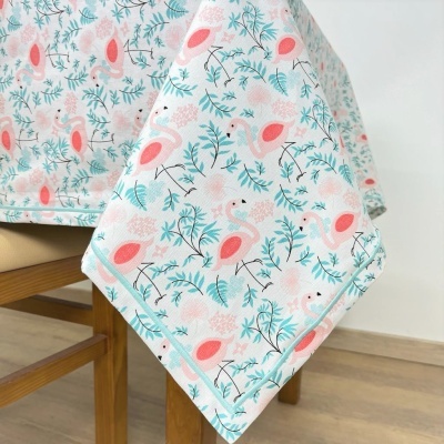Toalha de mesa branca com flamingos cor-de-rosa e folhas verdes