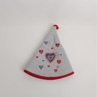 Toalha de mão triangular cinzenta com borda vermelha e bordados de corações coloridos