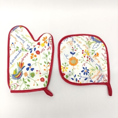 luva e pega-panela com padrão floral colorido e borda vermelha