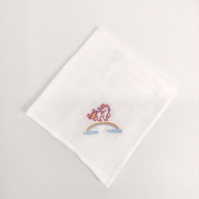 Pano de algodão branco com bordado de unicórnio e arco-íris