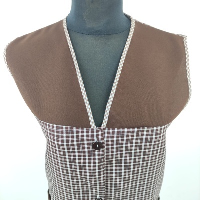 Colete masculino xadrez castanho e bege com gola castanha em manequim