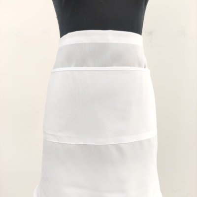 Avental branco translúcido com faixas horizontais opacas em manequim preto