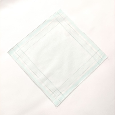 Lenço branco com linhas azuis e vermelhas