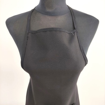 Avental preto liso em manequim preto