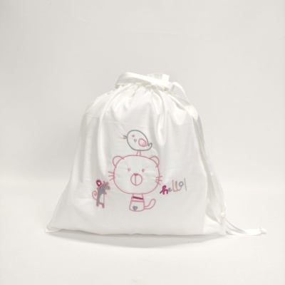 Saco branco com desenho de urso, pássaro e gatinho e texto hello