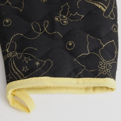 Luvas de cozinha preto com padrão natalício dourado e acabamento amarelo