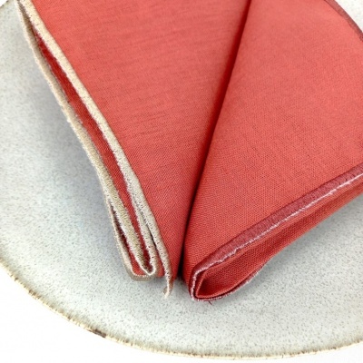 Guardanapo de tecido vermelho sobre prato branco