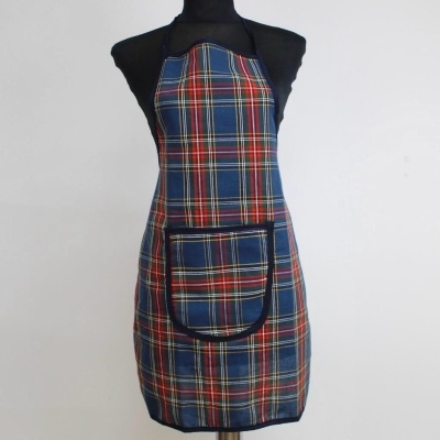 Avental xadrez com bolso frontal num manequim preto