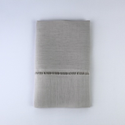 Toalha cinza clara com risca decorativa horizontal