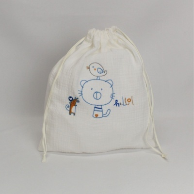 Saco de pano branco com bordado de gato, passarinho, cão e texto 'hello'