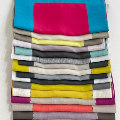 Conjunto de panos coloridos dobrados em pilha