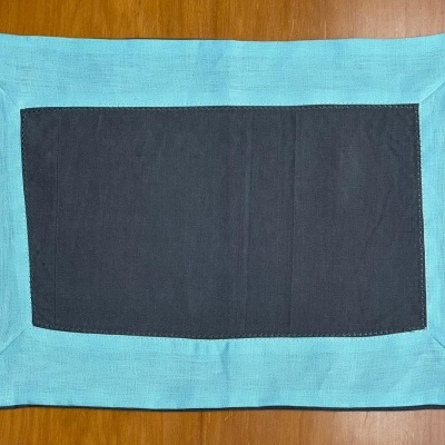 Tapete retangular com centro preto e moldura azul celeste