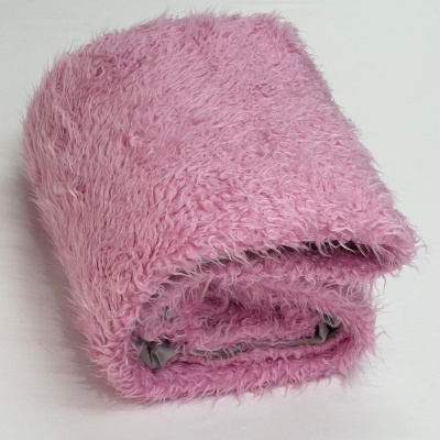 Cobertor felpudo cor-de-rosa dobrado