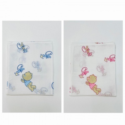 Dois panos brancos com estampas coloridas de personagens de desenhos animados.