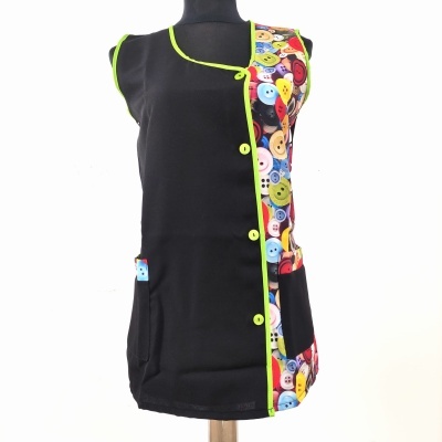 Vestido preto e colorido com padrão de botões em manequim