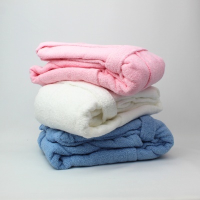 Três toalhas coloridas empilhadas