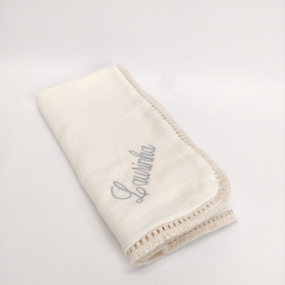 Toalha de tecido branco com borda bege e bordado cinzento Lavinia