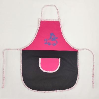 Avental rosa e preto com bolso e estampa de carrinho com coelho azul