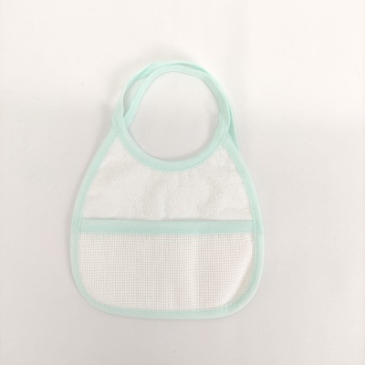 Babete branco com bordas verdes claros