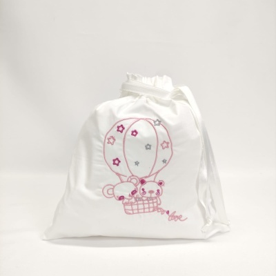 Saco branco de tecido com bordado de balão de ar quente e ursos