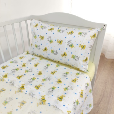 Lençóis para berço com ursinhos amarelos e corações azuis, cama branca de madeira