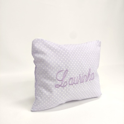 Almofada lilás com pontos brancos e bordado 'Laurinha'