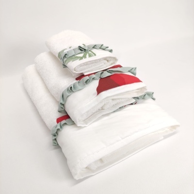 Conjunto de toalhas brancas com bordados coloridos e fita decorativa