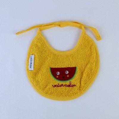 Babete amarelo com bordado de fatia de melancia e texto watermelon