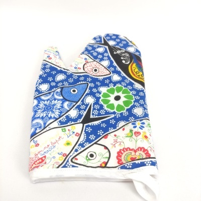 Luva de cozinha com padrão colorido de peixes