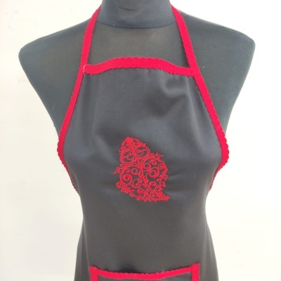 Avental preto com bordados vermelhos e detalhes no pescoço e bolso