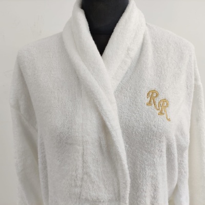 Robe de banho branco com monograma RR dourado