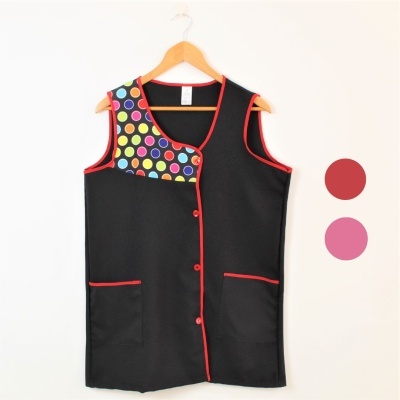 Colete preto com detalhes vermelhos e padrão de círculos coloridos