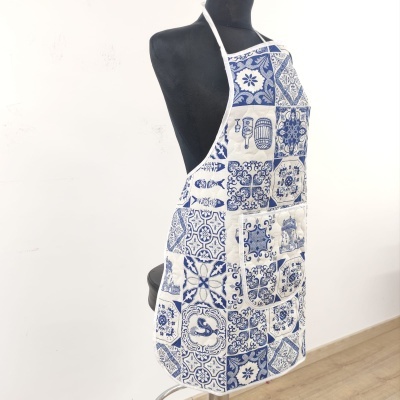 Avental branco com padrão azul de azulejos em manequim preto