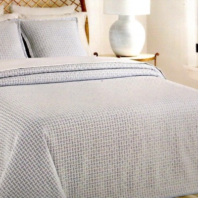 Conjunto de cama cinzento claro com padrão texturizado, abajur branco