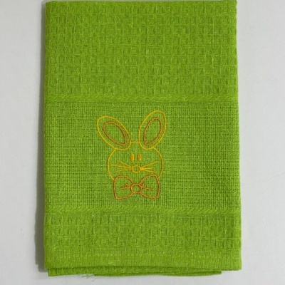 Toalha de cozinha verde com bordado de coelho amarelo e laranja