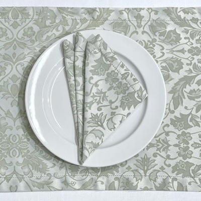 Toalha de mesa e guardanapo com padrão floral bege e cinza em prato branco